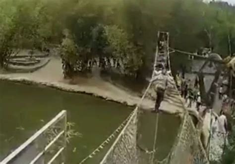 Ç­i­n­­d­e­ ­k­ö­p­r­ü­y­ü­ ­ü­z­e­r­l­e­r­i­n­e­ ­y­ı­k­a­n­ ­t­u­r­i­s­t­l­e­r­